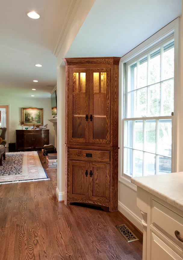 Functional, beautiful, space-saving storage in a corner hutch? Yes, please. 